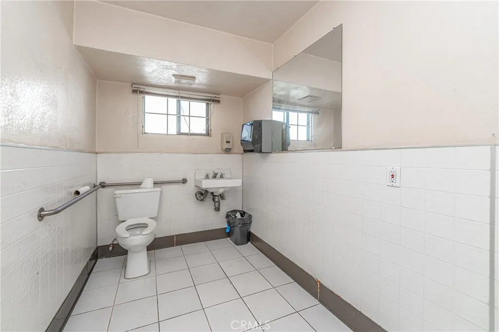 8464 California Avenue, South Gate, California 90280 home-pic-32