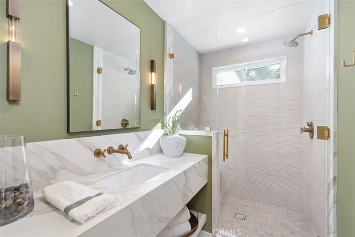 Full bath downstiars