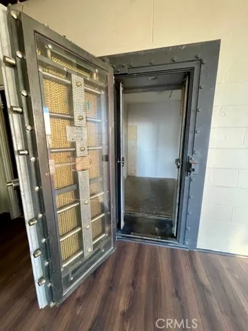 Vault door and room