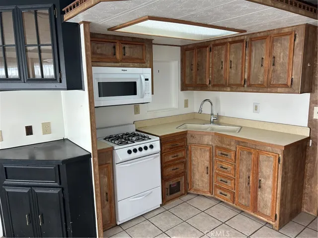 833 Grove Avenue, San Jacinto, California 92583