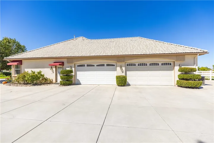 Separate En-Suite Entrance/4 Car Garage