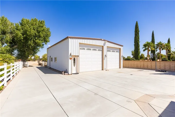 Approx. 2,000 sq ft Shop