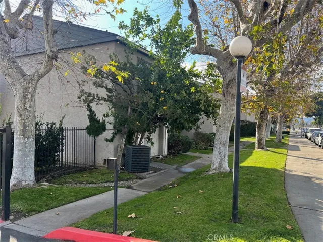 GREEN AREAS WITH BEAUTIFUL MATURE TREES