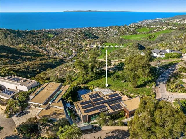 Sommet Du Monde is located close to natural open space, hiking trails and outstanding schools.