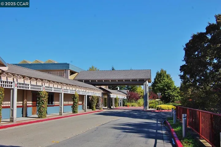 2001 Oakmont Way 8, Walnut Creek, California 94595