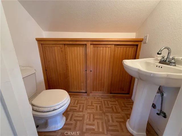 1/2 bath in living quarters/bonus room/hobby room above workshop