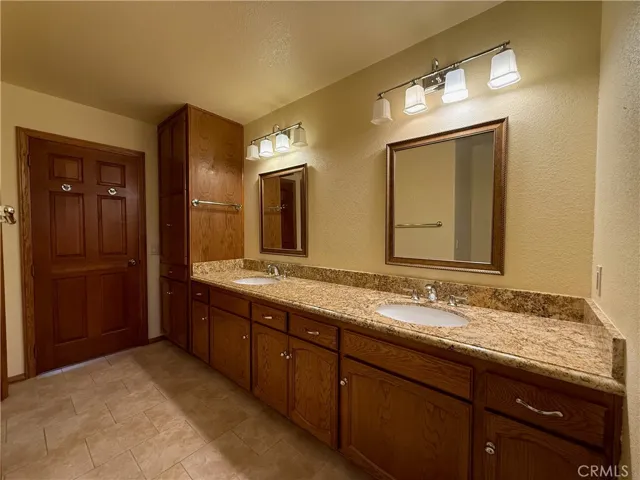 Main bathroom - double sinks
