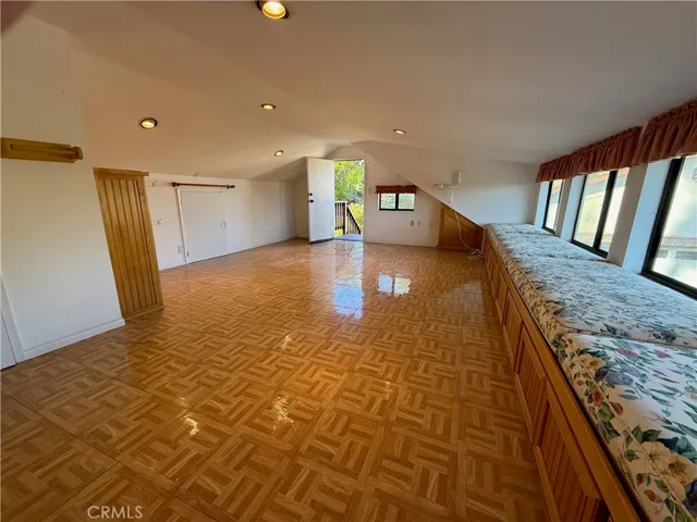 Living quarters/bonus room/hobby room above the workshop/extra garage
