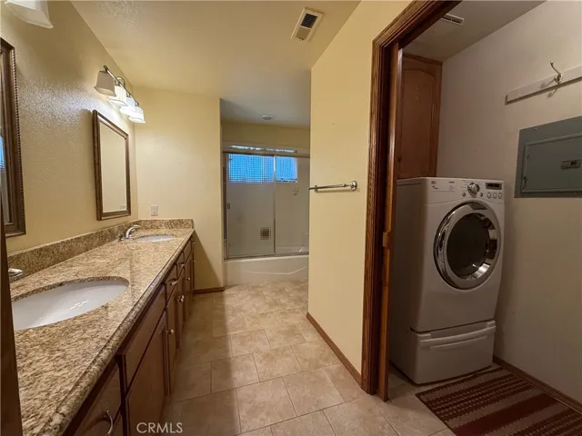 Main bathroom with closet for washer/dryer