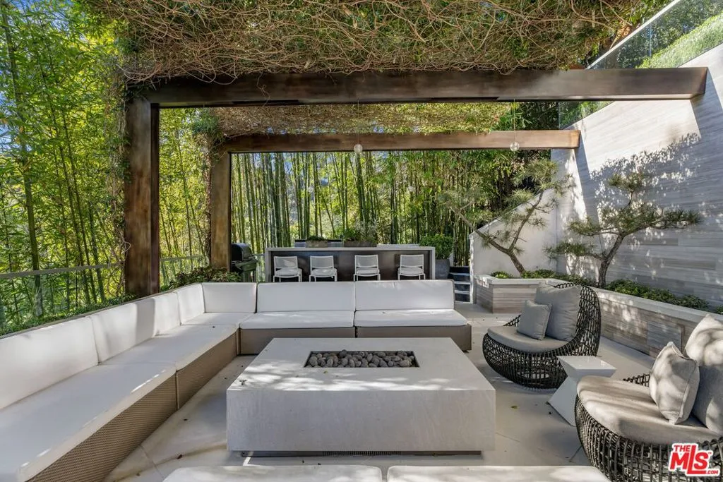 8927 St Ives Drive, Los Angeles, California 90069 home-pic-21