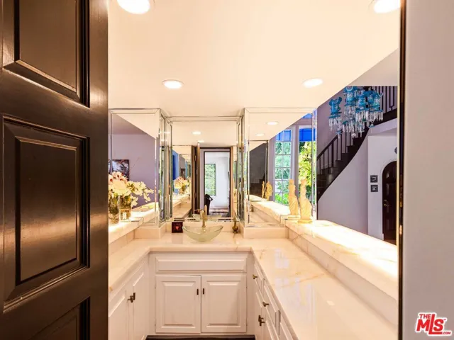 2113 Stoney Hill Road, Los Angeles, California 90049
