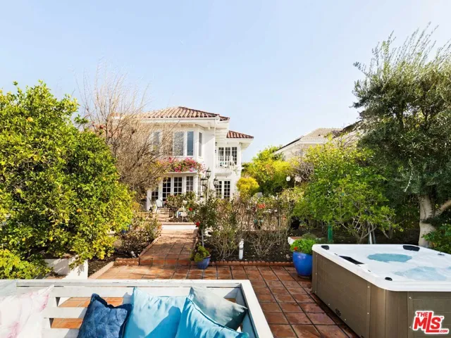 2113 Stoney Hill Road, Los Angeles, California 90049