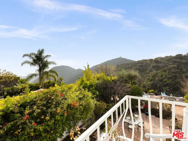 2113 Stoney Hill Road, Los Angeles, California 90049