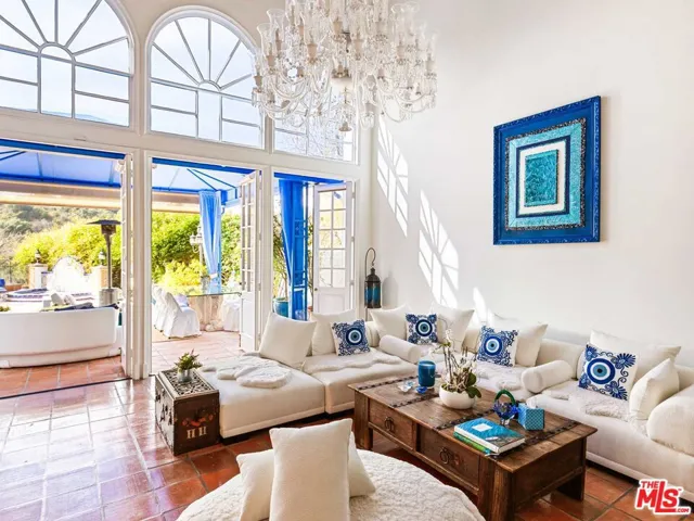 2113 Stoney Hill Road, Los Angeles, California 90049