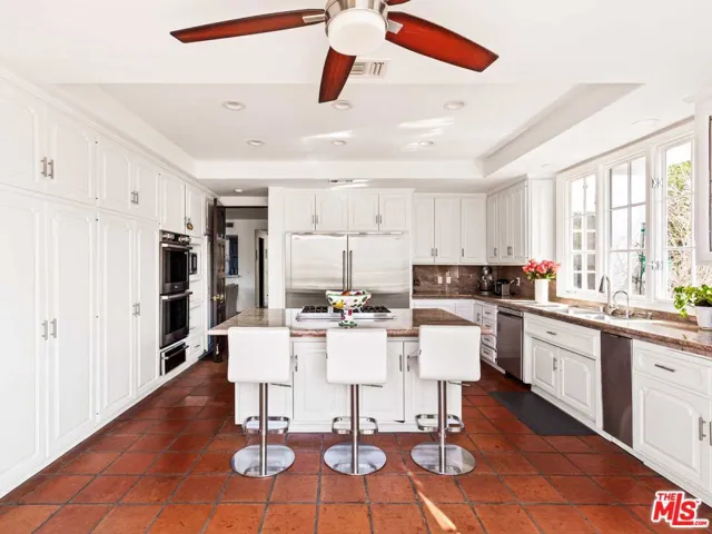 2113 Stoney Hill Road, Los Angeles, California 90049