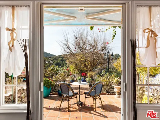 2113 Stoney Hill Road, Los Angeles, California 90049