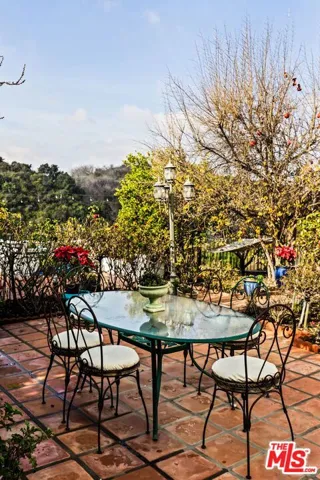 2113 Stoney Hill Road, Los Angeles, California 90049