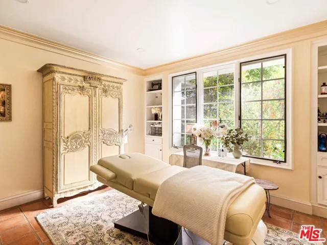 2113 Stoney Hill Road, Los Angeles, California 90049