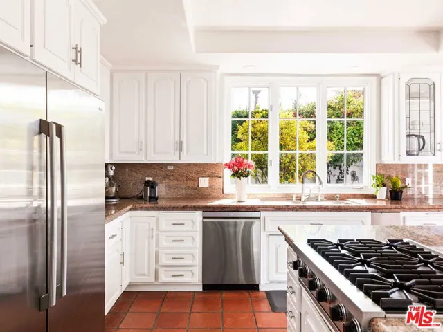 2113 Stoney Hill Road, Los Angeles, California 90049