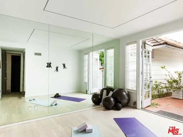 2113 Stoney Hill Road, Los Angeles, California 90049