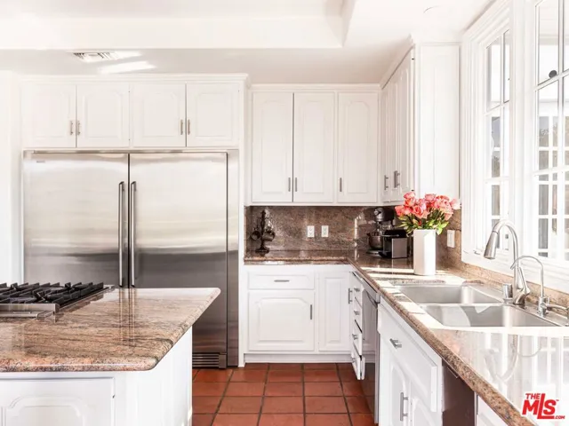 2113 Stoney Hill Road, Los Angeles, California 90049