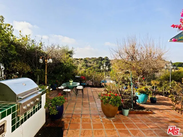 2113 Stoney Hill Road, Los Angeles, California 90049