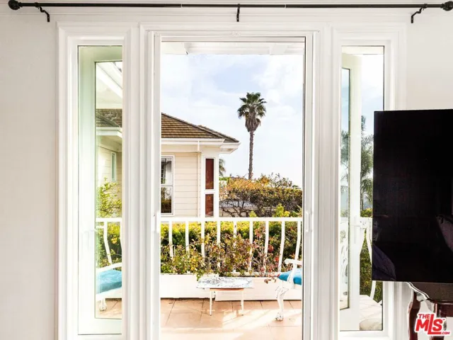 2113 Stoney Hill Road, Los Angeles, California 90049