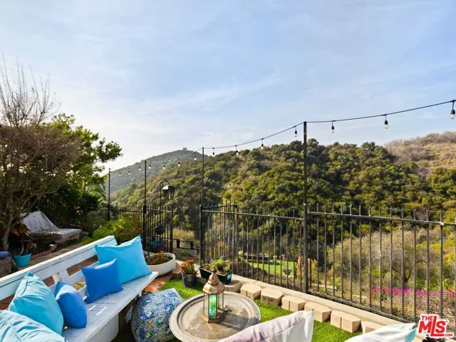 2113 Stoney Hill Road, Los Angeles, California 90049