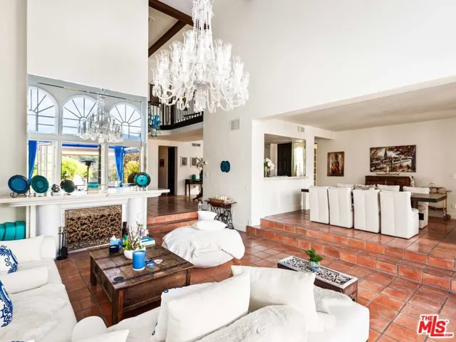 2113 Stoney Hill Road, Los Angeles, California 90049