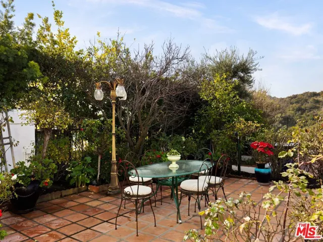 2113 Stoney Hill Road, Los Angeles, California 90049