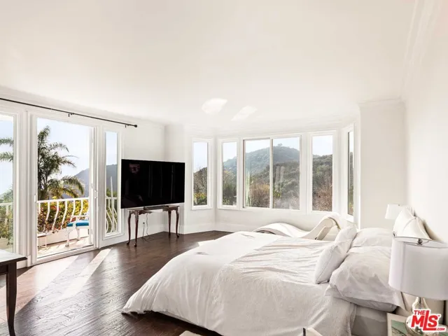 2113 Stoney Hill Road, Los Angeles, California 90049