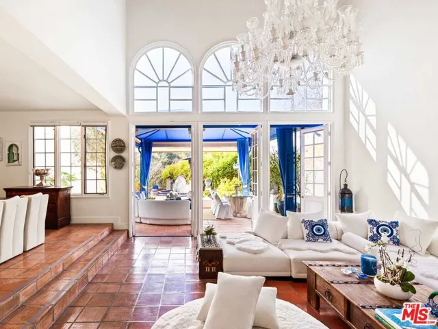 2113 Stoney Hill Road, Los Angeles, California 90049