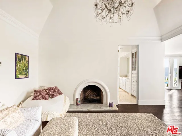 2113 Stoney Hill Road, Los Angeles, California 90049