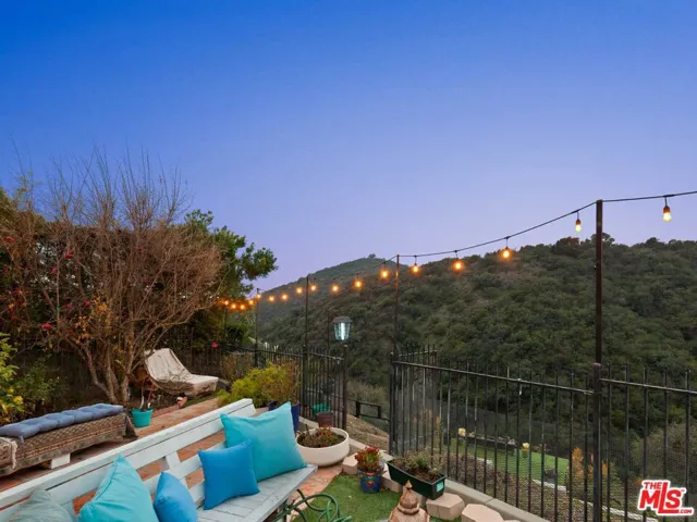 2113 Stoney Hill Road, Los Angeles, California 90049