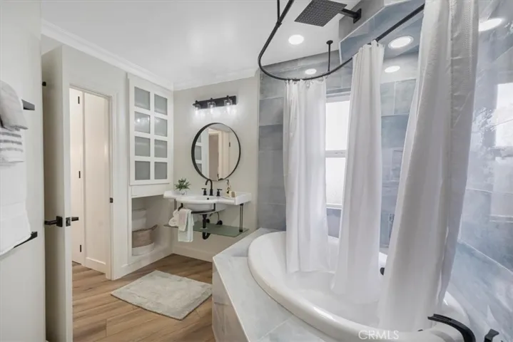 Jetted jacuzzi tub & shower
