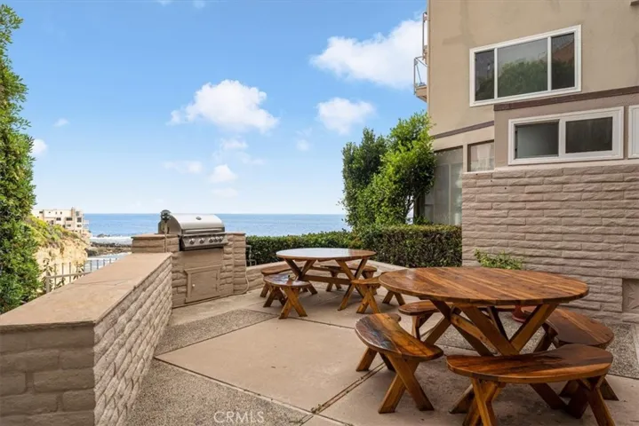 BBQ & Picnic area 
overlooking Table Rock Beach