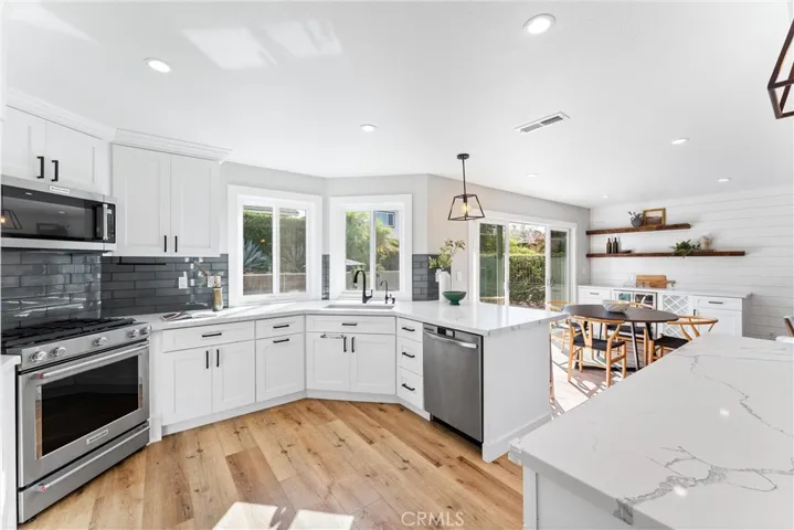 REMODELED KITCHEN WITH UNDER THE SINK ALKALIZING FILTER AND TANK. ALL NEW STAINLESS STEEL APPLIANCES AND QUARTZ COUNTER TOPS. 
