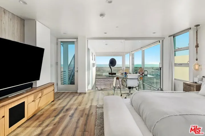 1255 Palisades Beach Road, Santa Monica, California 90401