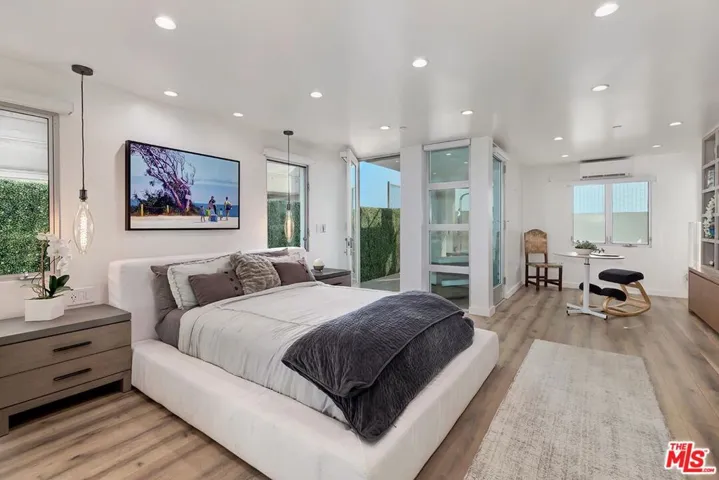1255 Palisades Beach Road, Santa Monica, California 90401