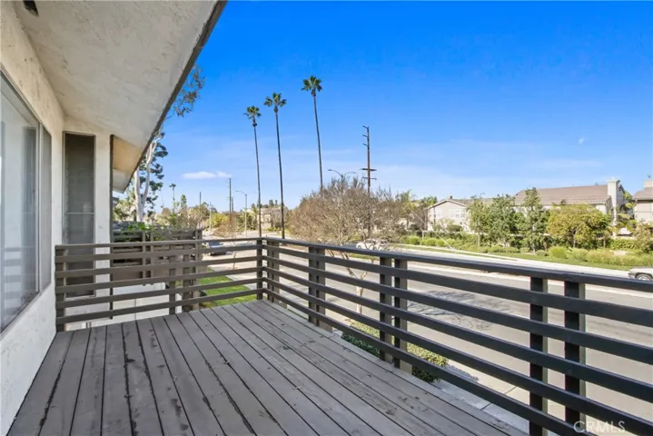 2nd floor balcony to enjoy the views, enjoy a cup of coffee in the morning or relax with a glass of wine after work
