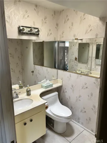 Main bedroom half bath.