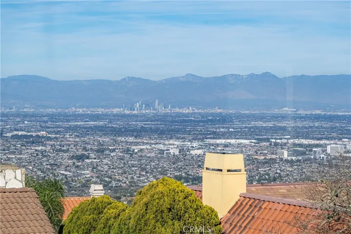 Spectacular city and mountain views!