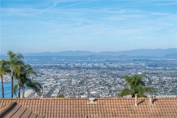 Gorgeous city and mountain views!
