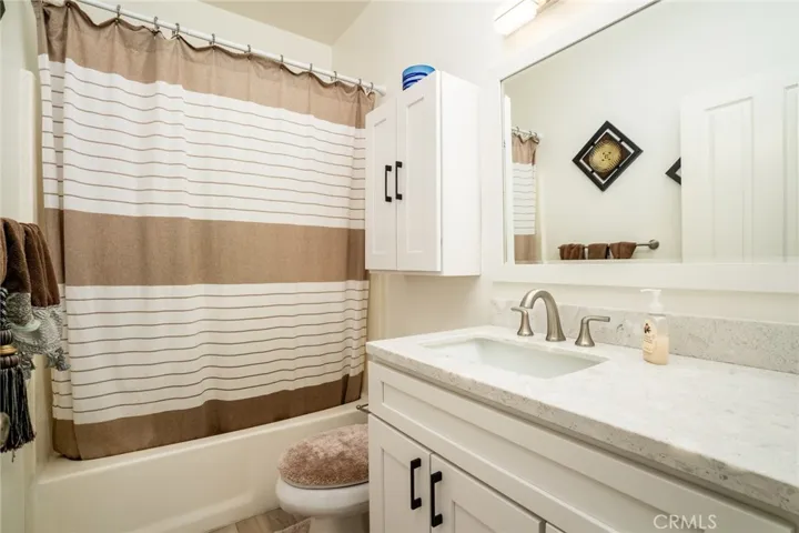 2nd bathroom with tub