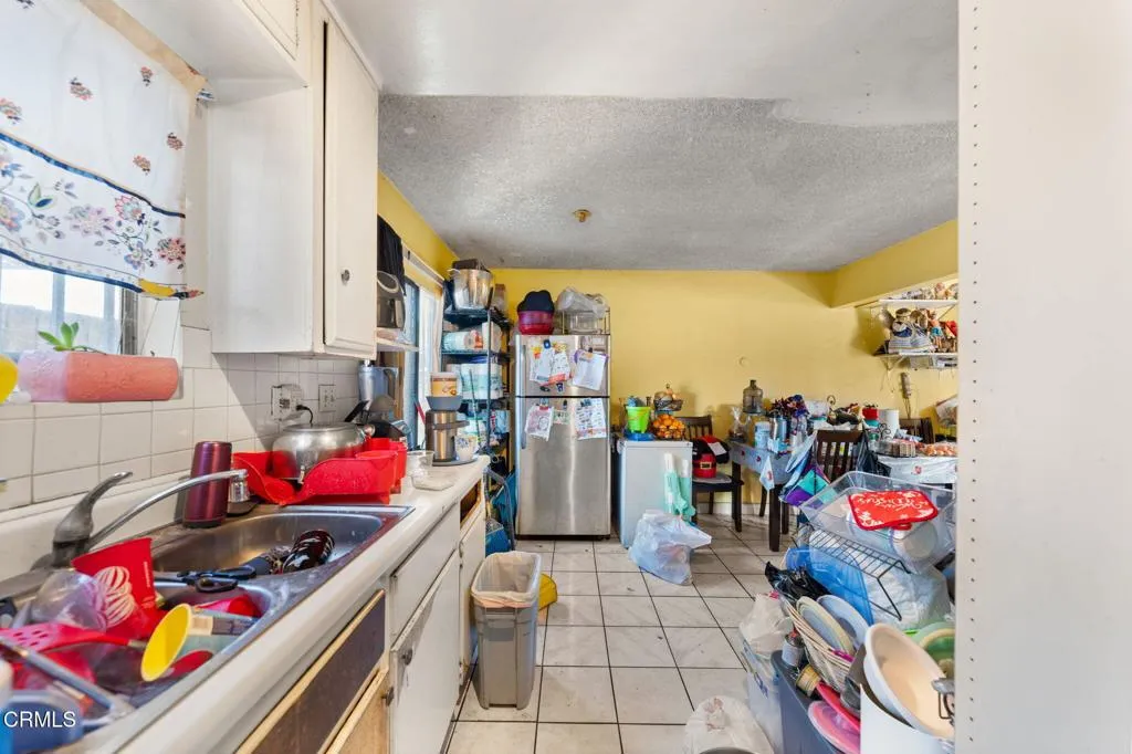 1114 S Kern Avenue, Los Angeles, California 90022 home-pic-36