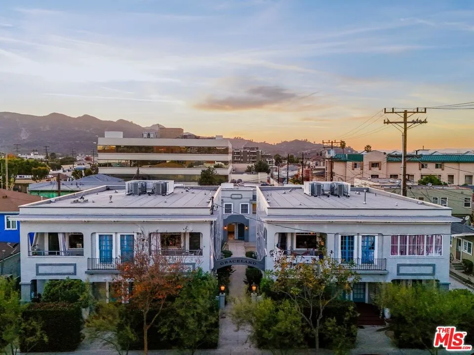 107 N Columbus Avenue, Glendale, California 91203, 10 Bedrooms Bedrooms, ,13 BathroomsBathrooms,Residential Income,For Sale,Columbus,25482897