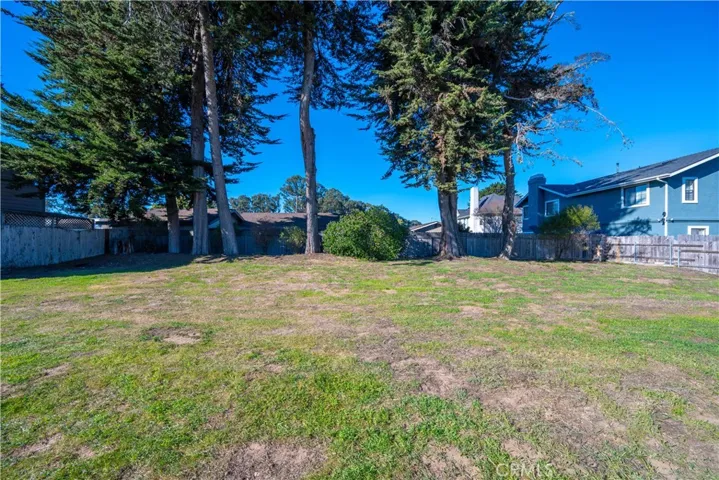 15,000 sf lot with separated driveway