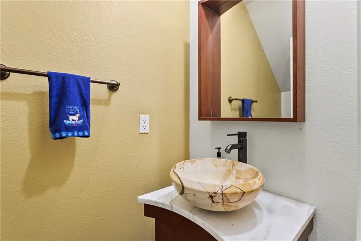 Guest bath (down)