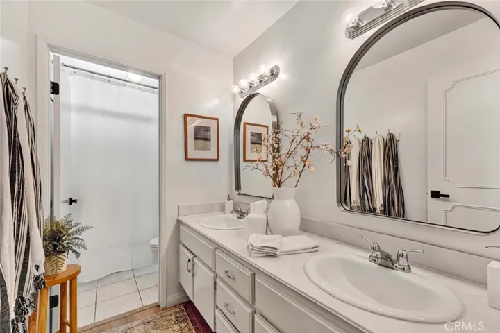 Bathroom #3: Dual sinks and shower/tub.