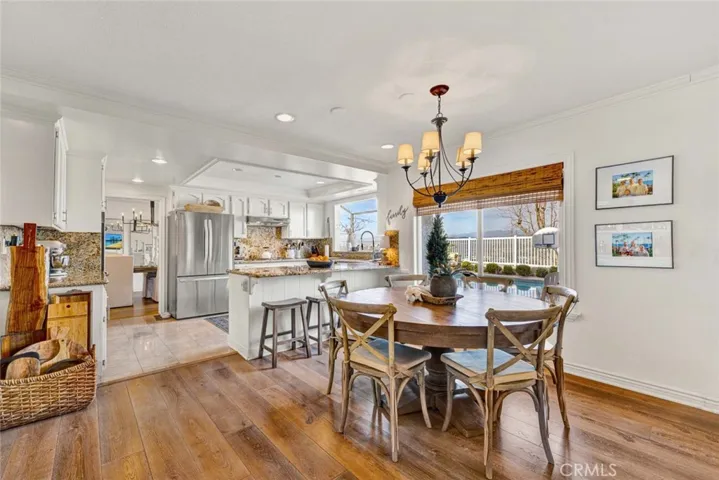 Casual dining area and breakfast bar.